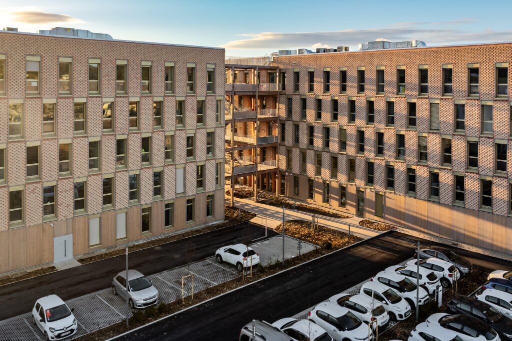 Maison de L'Habitat vue du parking