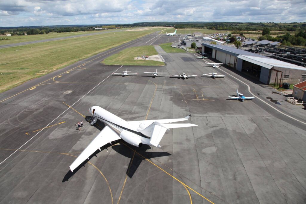 Tarmac de l'Aéroport de Bergerac vu du ciel