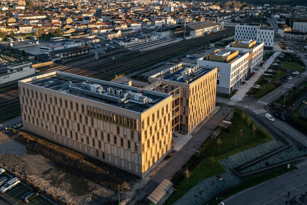 L'oustaL, nouveau bâtiment départemental regroupant les principaux acteurs du logement du grand périgueux
